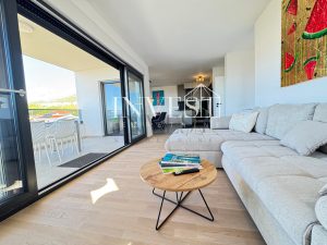 TROSOBAN STAN S BAZENOM I PARKING MJESTOM! PODSTRANA