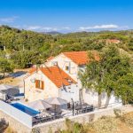 AUTOHTONA KAMENA KUĆA SA BAZENOM