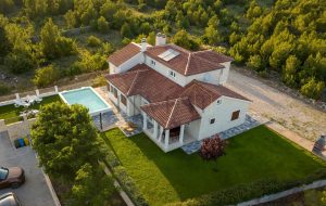 VILA S BAZENOM I POGLEDOM NA PRIRODU – BLIZINA ŠIBENIKA