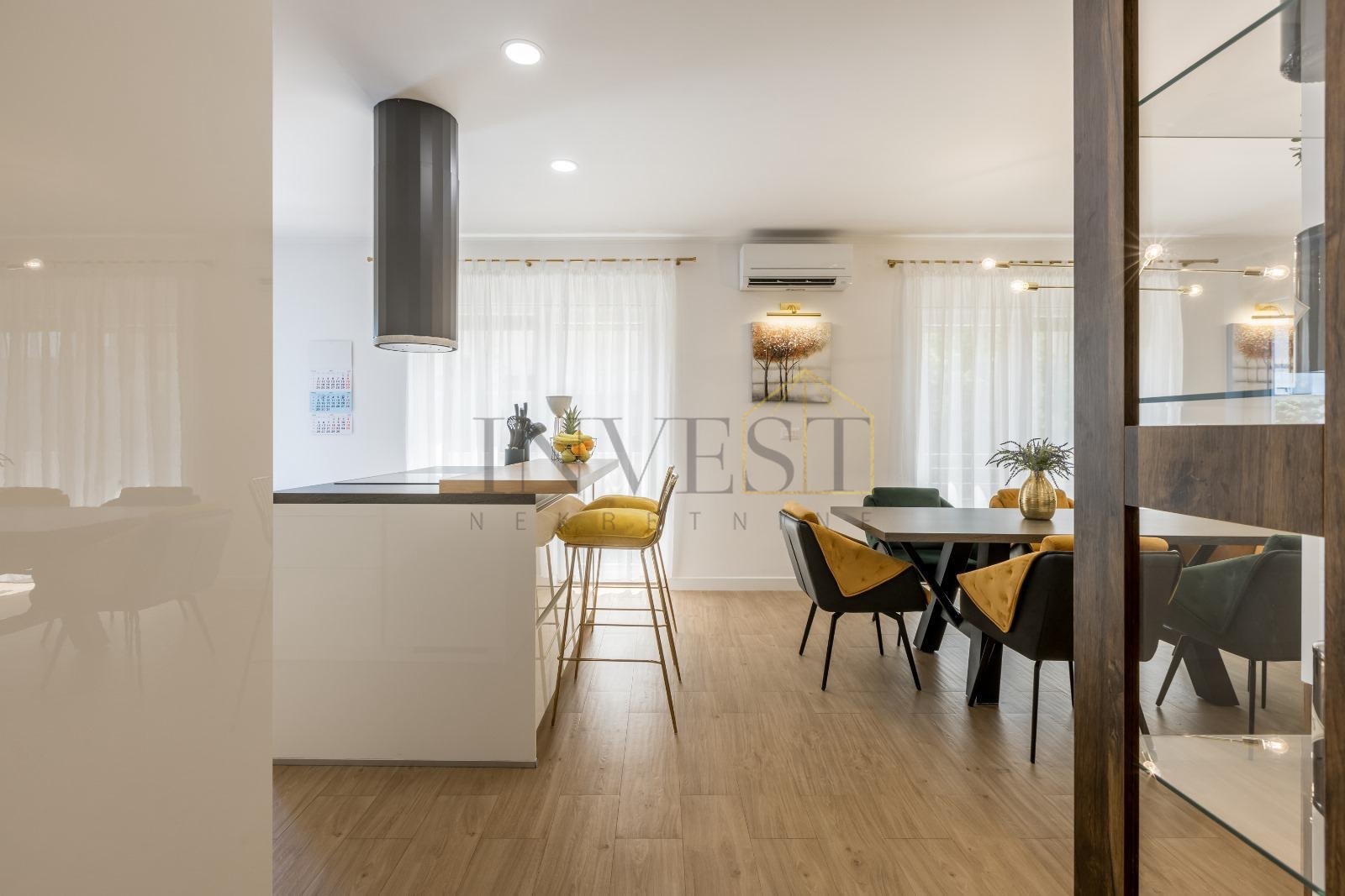 MODERAN TROSOBNI STAN S OPEN SPACE DNEVNIM DIJELOM I GARAŽOM