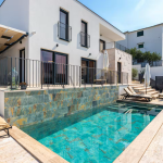 NOVOIZGRAĐENA LUKSUZNA VILA SAMO 100 METARA OD MORA