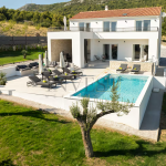 ZALEĐE ŠIBENIKA - MODERNA VILA S BAZENOM U MIRNOM OKRUŽENJU